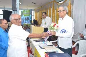Shri.B.G.Dandekar is being welcomed by Shri.N.K.JOshi, Secretary of Aurangabad ZSC
