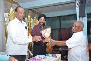 Shri.Mohindersing Sawhney, President, Nagpur ZSC is being welcomed by Shri.N.K.Joshi