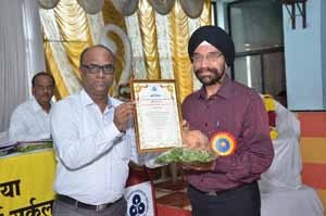 The Scroll of Honour being handed over to Shri.Sawhney, President of Nagpur ZSC on behalf of Shri.Kolhatkar & Shri.Patrikar, receipient of 'N.G.More' Service Award who could not attend the AGM