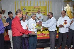 Shri.B.G.Dandekar being felicitated at the hands of Shri.U.S.Kolhe, RBO-I of Aurangabad Zonal Office